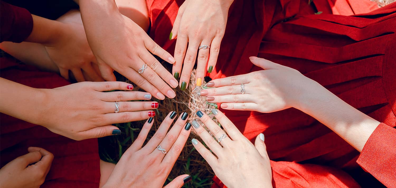 Die Nageltrends für den Sommer 2021 sind voller Farbe