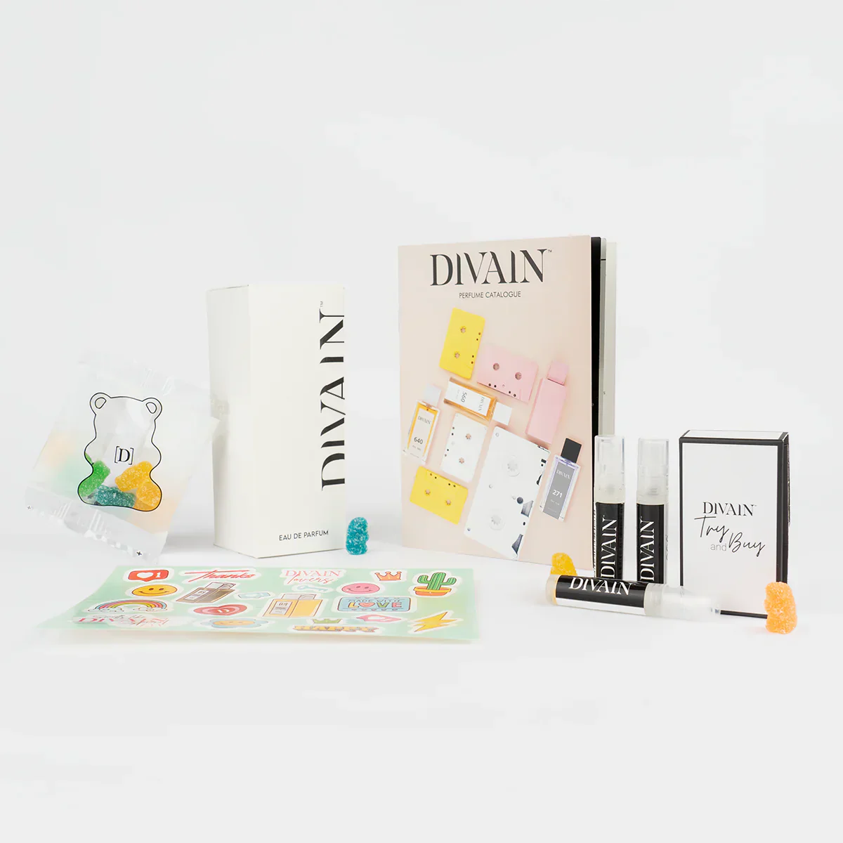 Offenes divain-Paket, das das Parfum divain-1010, Aufkleber und Bonbons enthält
