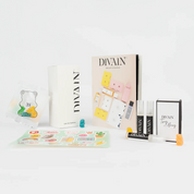 Offenes divain-Paket, das das Parfum divain-949, Aufkleber und Bonbons enthält
