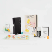 Offenes divain-Paket, das das Parfum divain-416, Aufkleber und Bonbons enthält
